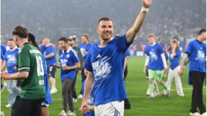 Die Spieler Edin Dzeko und Sead Kolasinac als mögliche Transfers für den Kader des FC Schalke 04.