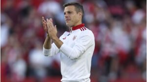 César Azpilicueta im Trikot des FC Sevilla beim Winken in das Publikum