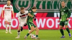 Spieler des FC St. Pauli und VfL Wolfsburg im hitzigen Zweikampf während eines Bundesliga-Spiels