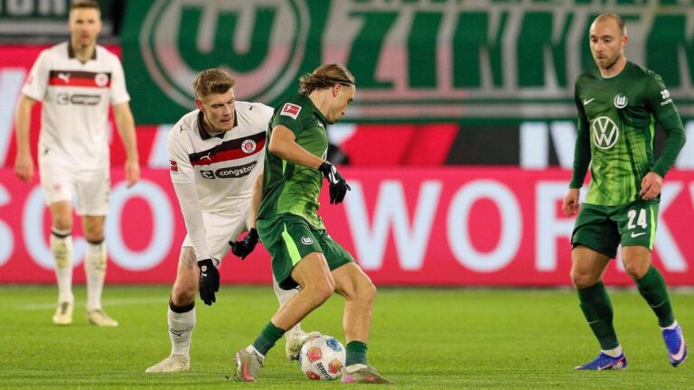 Spieler des FC St. Pauli und VfL Wolfsburg im hitzigen Zweikampf während eines Bundesliga-Spiels