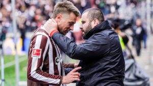 Enttäuschte Spieler des FC St. Pauli und Trainer Alexander Blessin nach dem Abstieg am Millerntor