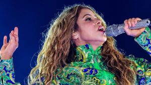 Shakira und Madonna performen auf einer großen Bühne während einer Halbzeitshow im Fußballstadion