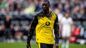 Serhou Guirassy im Trikot von Borussia Dortmund schaut fokussiert auf das Spielfeld.