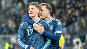 Florian Wirtz im Trikot der deutschen Nationalmannschaft mit fokussiertem Blick auf dem Spielfeld