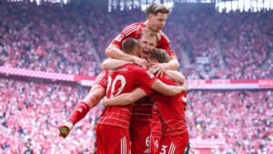 Spieler von Fortuna Düsseldorf bejubeln einen Treffer im Zweitliga-Spiel gegen die SV Elversberg