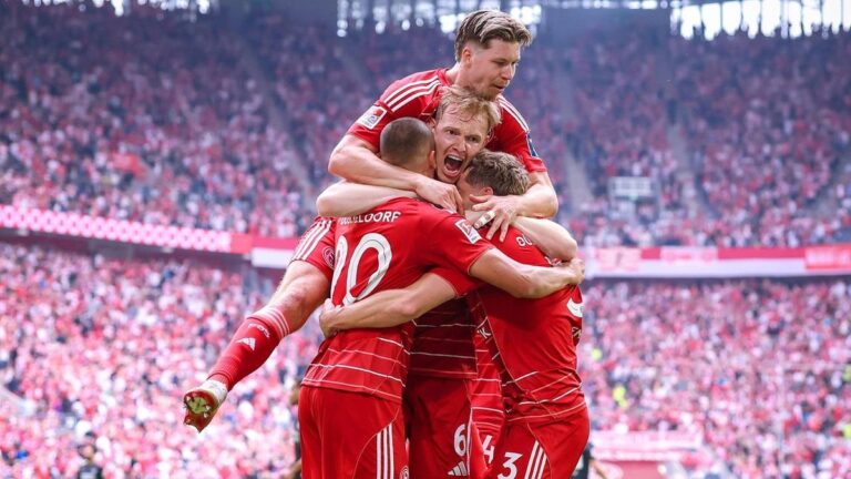 Spieler von Fortuna Düsseldorf bejubeln einen Treffer im Zweitliga-Spiel gegen die SV Elversberg