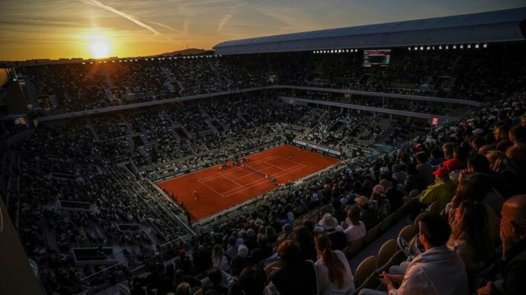 Alexander Zverev beim Aufschlag auf dem roten Sandplatz des Court Philippe-Chatrier bei den French Open in Paris
