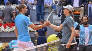 Alexander Zverev und Jannik Sinner stehen sich auf einem roten Sandplatz gegenüber