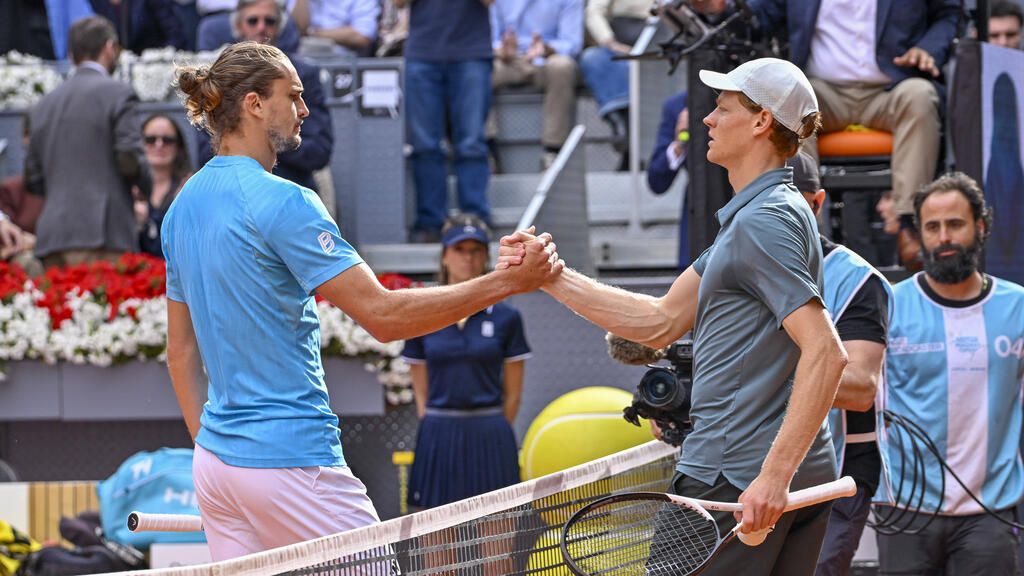 Alexander Zverev und Jannik Sinner stehen sich auf einem roten Sandplatz gegenüber