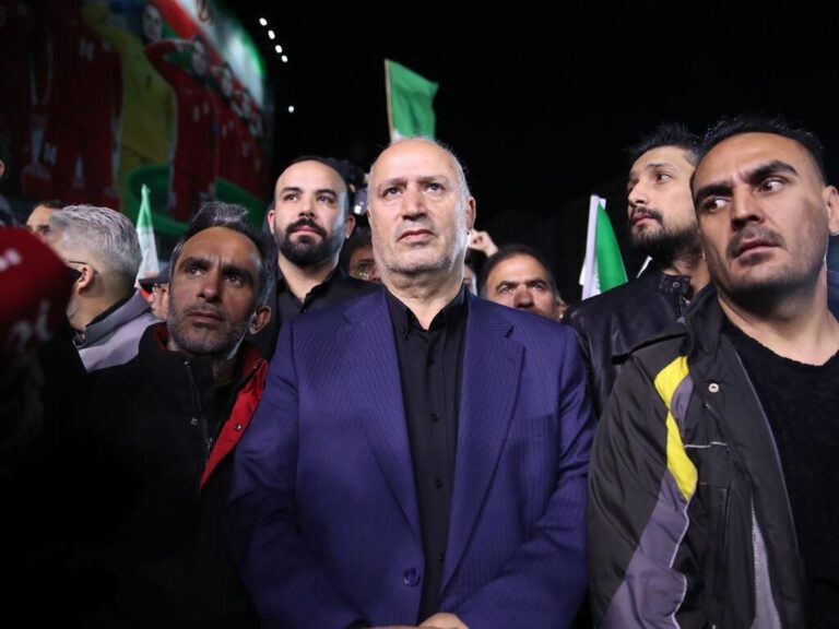Spieler der iranischen Nationalmannschaft stehen vor einem Länderspiel auf dem Platz