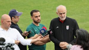 Spieler der iranischen Nationalmannschaft stehen vor einem Länderspiel auf dem Rasen