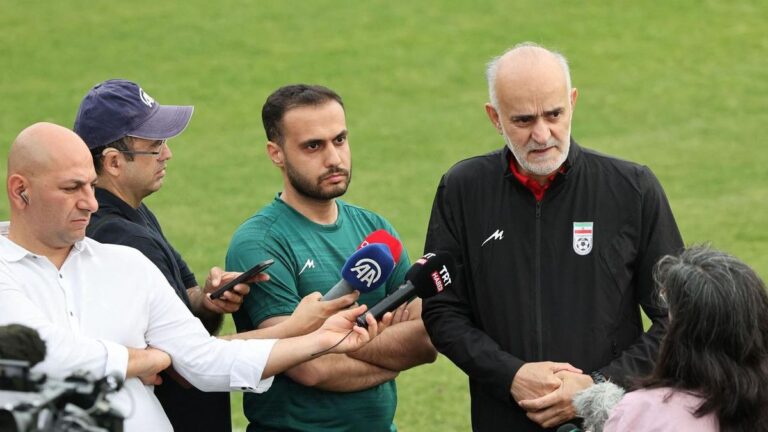 Spieler der iranischen Nationalmannschaft stehen vor einem Länderspiel auf dem Rasen