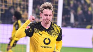 Julian Brandt im Trikot von Borussia Dortmund blickt konzentriert über das Spielfeld.