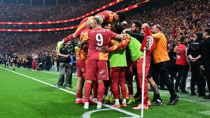 Jubelnde Spieler von Galatasaray Istanbul um Leroy Sané und Ilkay Gündogan nach dem Gewinn der türkischen Meisterschaft