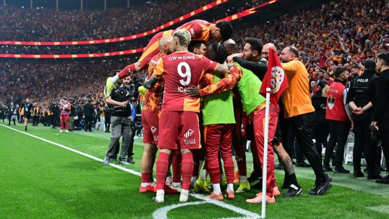Jubelnde Spieler von Galatasaray Istanbul um Leroy Sané und Ilkay Gündogan nach dem Gewinn der türkischen Meisterschaft