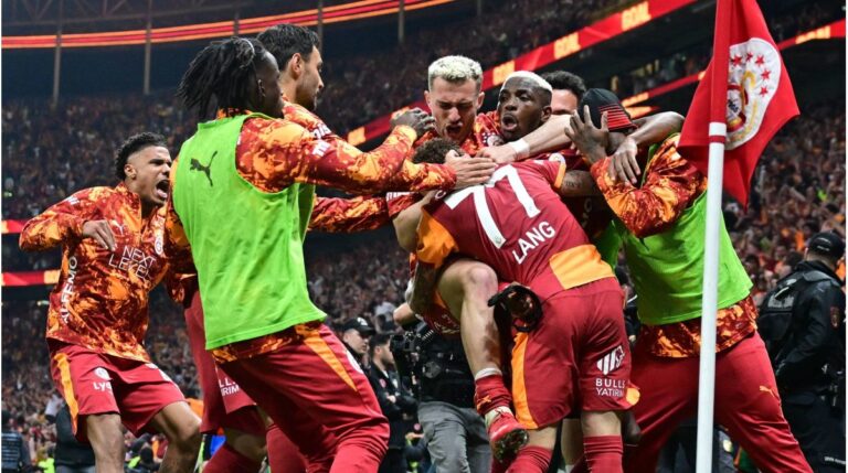 Victor Osimhen jubelt im Trikot von Galatasaray Istanbul nach seinem entscheidenden Tor zur Meisterschaft
