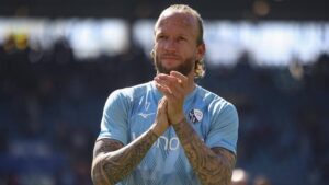 Kevin Vogt im Trikot des VfL Bochum blickt nachdenklich auf das Spielfeld