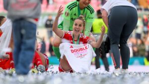 Giulia Gwinn im Trikot des FC Bayern München auf dem Spielfeld