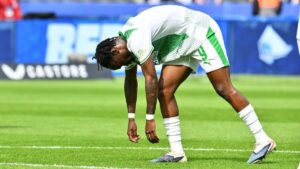 Enttäuschter Spieler der SpVgg Greuther Fürth sitzt auf dem Rasen