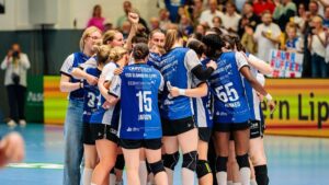 Jubelnde Handballspielerinnen der HSG Blomberg-Lippe auf dem Spielfeld nach dem Sieg im Halbfinale.