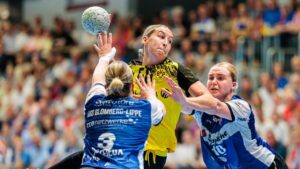 Handballspielerinnen der HSG Blomberg-Lippe jubeln nach dem Sieg gegen Borussia Dortmund