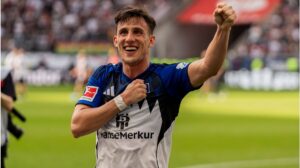 Nicolás Capaldo im Trikot des Hamburger SV bejubelt eine gelungene Aktion auf dem Spielfeld