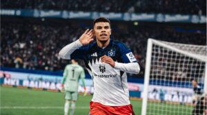 Ransford Königsdörffer im Trikot des Hamburger SV auf dem Spielfeld in der Bundesliga