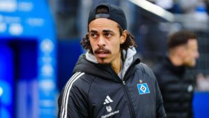 Yussuf Poulsen im Trikot des Hamburger SV blickt hochkonzentriert während einer Trainingseinheit auf den Rasen.