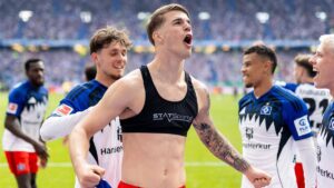Spieler des Hamburger SV bejubeln ein Tor gegen den SC Freiburg im Stadion