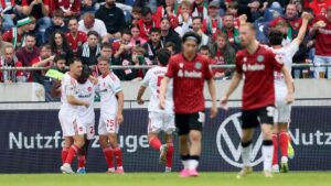 Enttäuschte Spieler von Hannover 96 sitzen nach dem verpassten Aufstieg gegen den 1. FC Nürnberg auf dem Rasen.