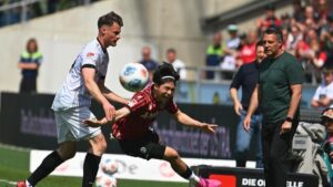 Enttäuschte Spieler von Hannover 96 nach dem späten Ausgleich durch Preußen Münster in der 2. Bundesliga