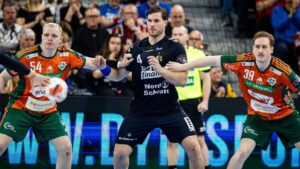 Handballspieler der TSV Hannover-Burgdorf und SG Flensburg-Handewitt in einem hitzigen Zweikampf am Kreis