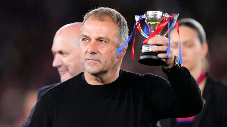 Hansi Flick steht tief bewegt an der Seitenlinie beim Spiel des FC Barcelona