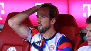 Harry Kane jubelt im Trikot des FC Bayern München auf dem Spielfeld