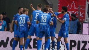 Jubelnde Spieler des 1. FC Heidenheim nach einem Torgewinn gegen den 1. FC Köln im Abstiegskampf.