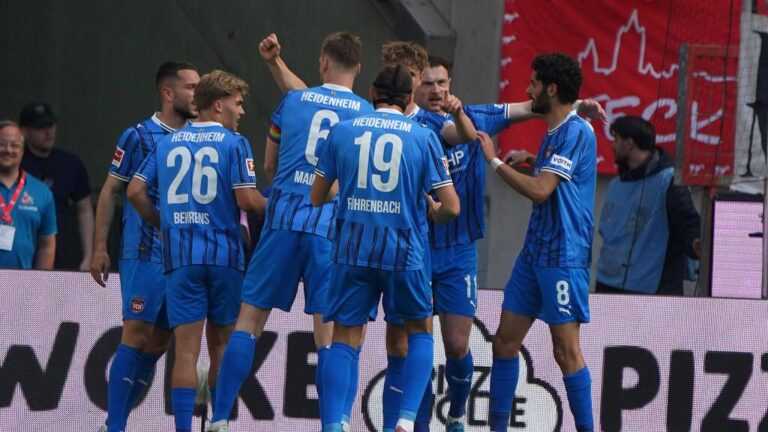 Jubelnde Spieler des 1. FC Heidenheim nach einem Torgewinn gegen den 1. FC Köln im Abstiegskampf.