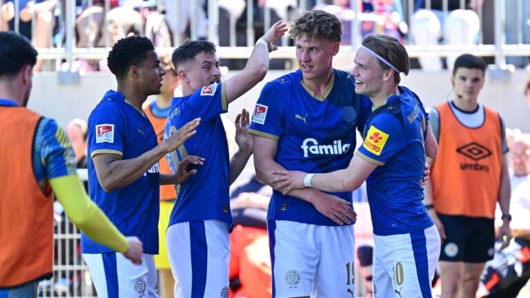 Jubelnde Spieler von Holstein Kiel nach einem Tor gegen Eintracht Braunschweig