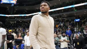 Giannis Antetokounmpo im Trikot der Milwaukee Bucks mit Basketball auf dem Spielfeld