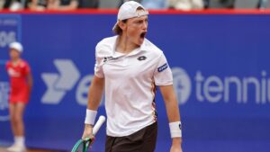 Ignacio Buse jubelt mit dem Siegerpokal des ATP-Turniers in Hamburg nach seinem Finalerfolg am Rothenbaum.
