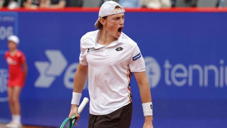 Ignacio Buse jubelt mit dem Siegerpokal des ATP-Turniers in Hamburg nach seinem Finalerfolg am Rothenbaum.