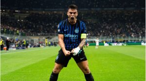 Lautaro Martínez im Trikot von Inter Mailand jubelt nach einem Tor auf dem Spielfeld