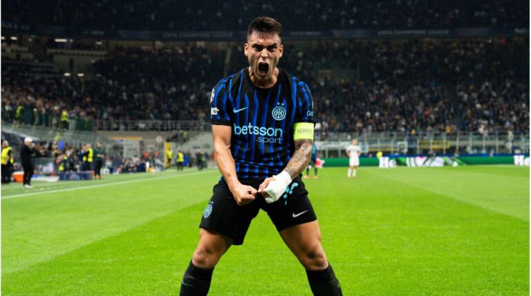 Lautaro Martínez im Trikot von Inter Mailand jubelt nach einem Tor auf dem Spielfeld
