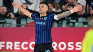 Jubelnde Spieler von Inter Mailand mit dem Pokal der Coppa Italia nach dem Sieg gegen Lazio Rom im Stadio Olimpico