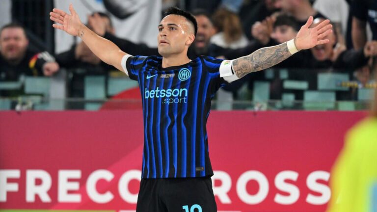 Jubelnde Spieler von Inter Mailand mit dem Pokal der Coppa Italia nach dem Sieg gegen Lazio Rom im Stadio Olimpico