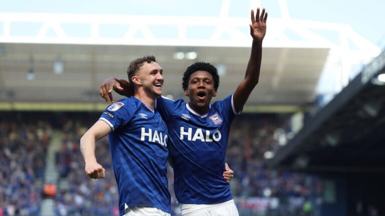 Jubelnde Spieler und Fans von Ipswich Town nach dem Aufstieg in die Premier League auf dem Rasen der Portman Road