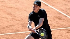 Tennisprofi Jannik Sinner hochkonzentriert beim Vorhandschlag während eines ATP-Turniers auf Sandplatz