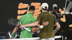 Jannik Sinner fokussiert beim Returnschlag auf dem Sandplatz beim ATP-Masters in Rom