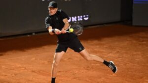 Jannik Sinner jubelt sichtlich erschöpft nach seinem Turniersieg beim ATP Masters in Rom.