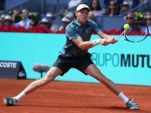 Jannik Sinner jubelt auf dem Tennisplatz in Madrid nach seinem Sieg gegen Arthur Fils beim Masters-Turnier