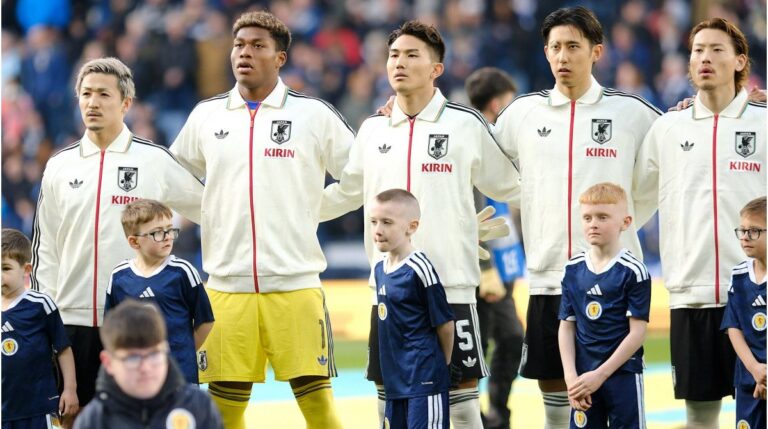 Die japanische Nationalmannschaft beim Aufwärmen in ihren traditionellen blauen Heimtrikots.